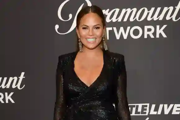 Chrissy Teigen habla sobre por qué comenzó la terapia y anuncia por quién votará