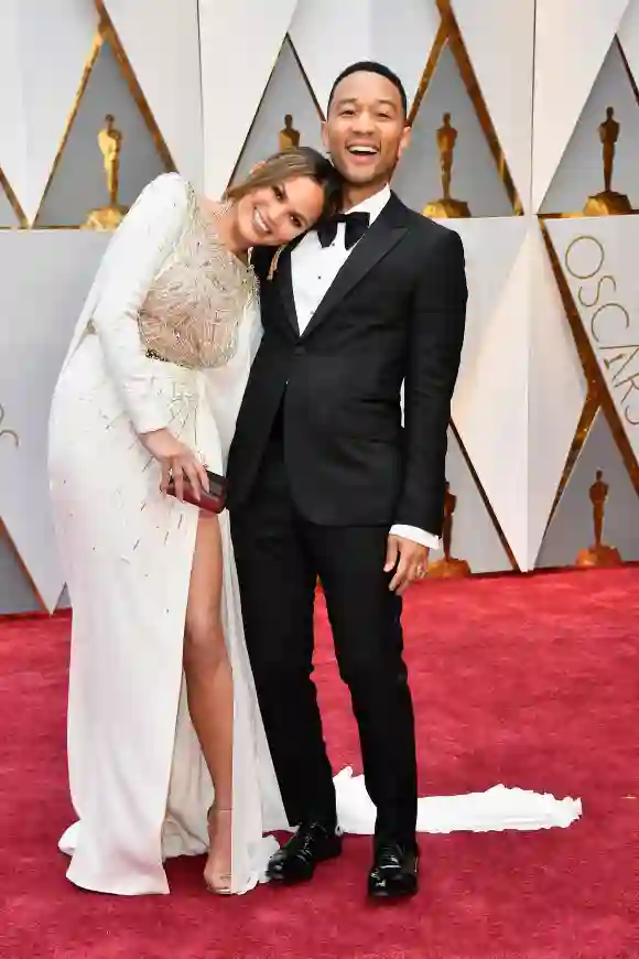 Chrissy Teigen et John Legend assistent à la 89e cérémonie des Oscars 2017.