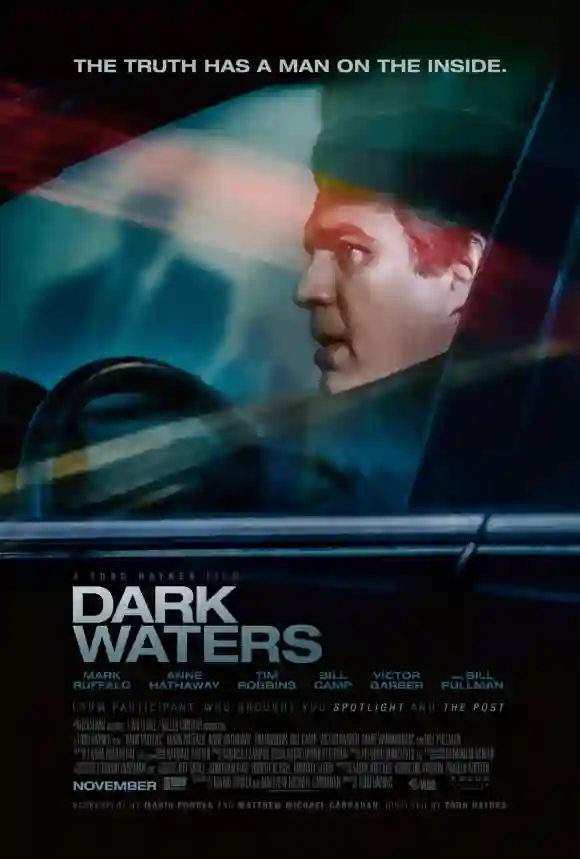 Póster de Mark Ruffalo protagoniza a Robert Bilott en AGUAS OSCURAS del director Todd Haynes, un estreno de Focus Features (2019). Fot