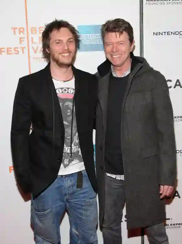 David Bowie y su hijo Duncan Jones en 2009