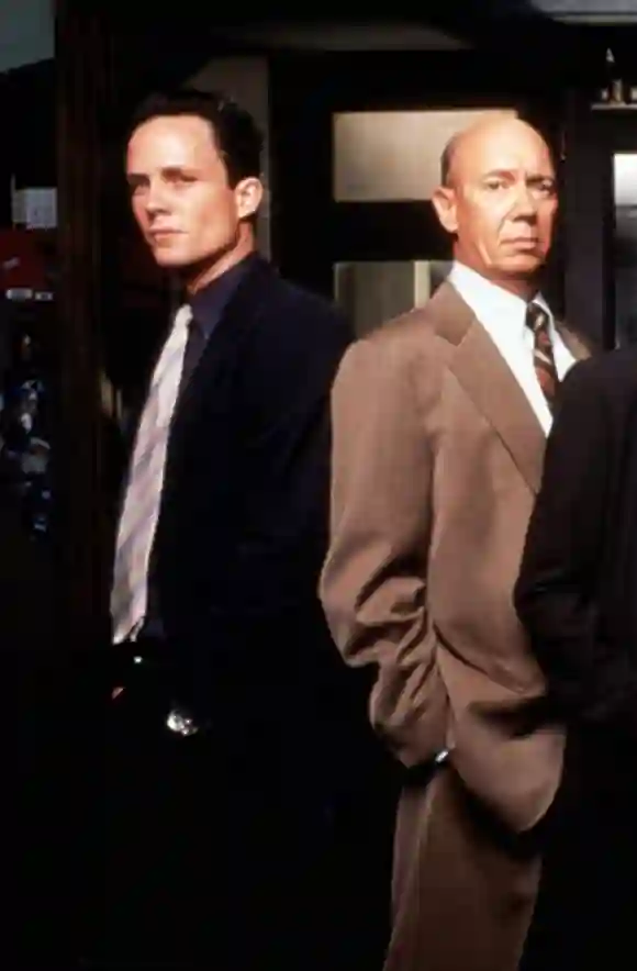 Dean Winters et Dann Florek dans une photo promotionnelle de la saison 1 de Law &amp; Order : SVU.
