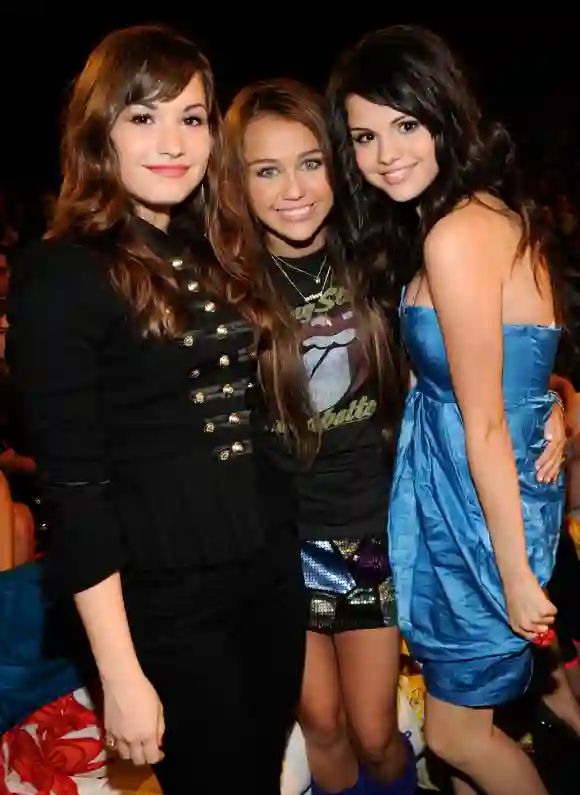 Demi Lovato, Miley Cyrus y Selena Gómez 2008