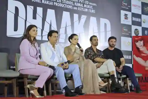 Promoción de la película Dhaakad en Jaipur Los actores de Bollywood Kangana Ranaut y Arjun Rampal se dirigen a una rueda de prensa durante la promoción de la película Dhaakad en Jaipur.