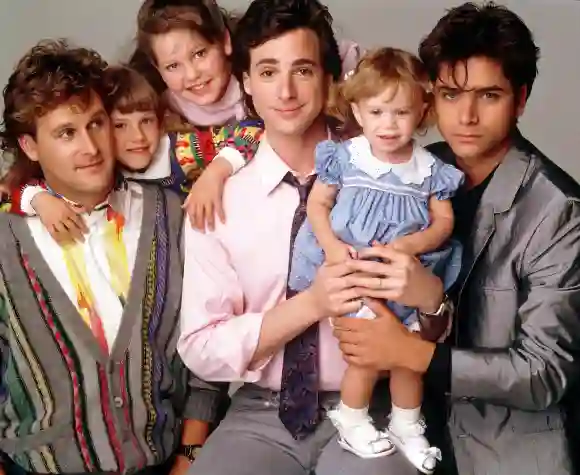 Los protagonistas de 'Full House': Danny con sus hijas y Jesse y Joe