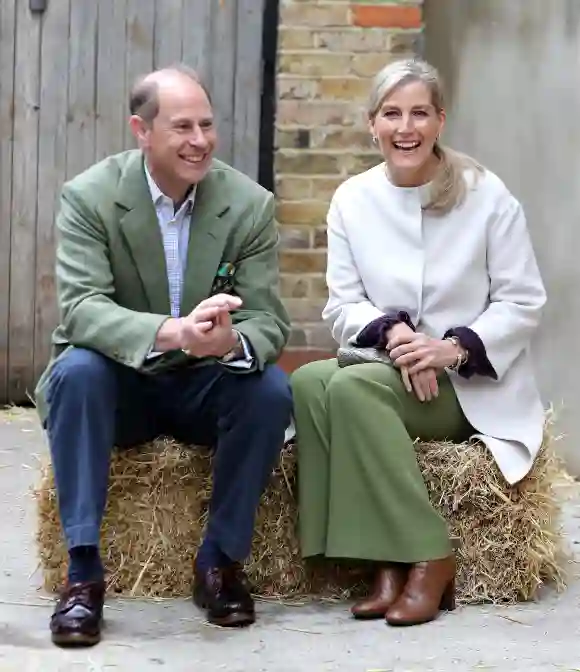 Pero no siempre tiene que ser una combinación superior. El príncipe Eduardo combinó una chaqueta verde con los pantalones de su esposa, Sofía, para un evento en Londres.