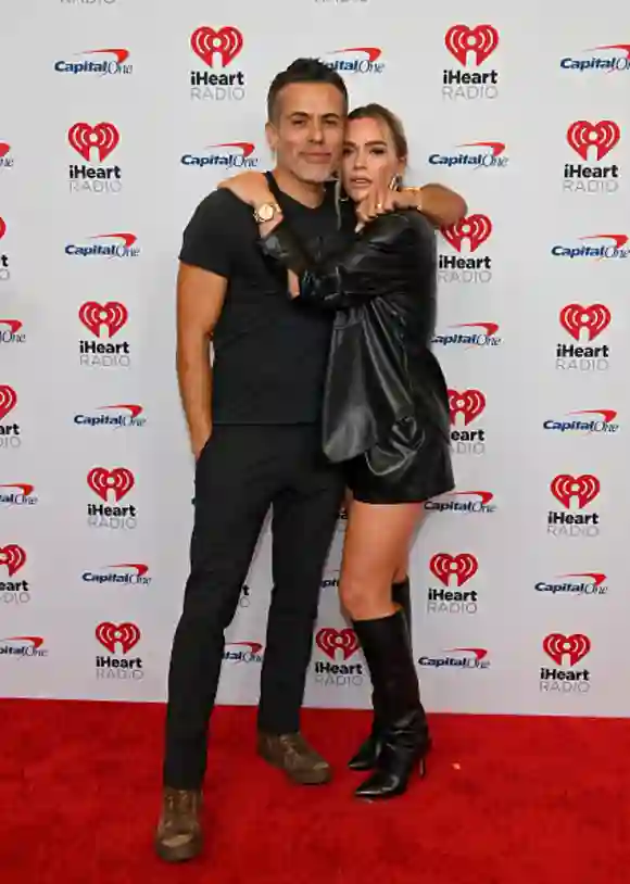 LAS VEGAS, NEVADA - 23 SEPTEMBRE : (POUR USAGE EDITORIAL SEULEMENT) (G-D) Edwin Arroyave et Teddi Mellencamp arrivent au 2022 iHeartRadio Music Festival at T-Mobile Arena le 23 septembre 2022 à Las Vegas, Nevada. (Photo de David Becker/Getty Images pour iHeartRadio)