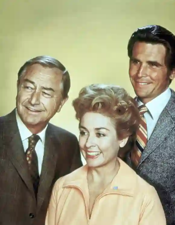 MARCUS WELBY M.D., Robert Young, Elena Verdugo, James Brolin, 1969-76. Courtesy Everett Collection !ACHTUNG AUFNAHMEDATU