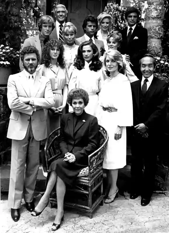 Falcon Crest: Jane Wyman and the cast