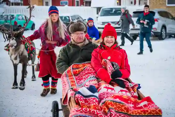 Febrero 2020:Los monarcas de Suecia toman un paseo en trineo al visitar la feria Jokkmokk, con más de 400 años de tradición.
