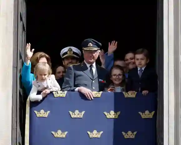 Abril 2017:  rey Carl XVI Gustaf el resto de la familia real celebran su cumpleaños 76 en el palacio real en Stockholm.