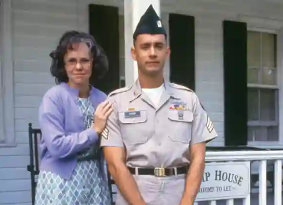 Forrest Gump Cast Then and Now aujourd'hui 2021 2022 film film où sont-ils acteurs stars actrice Tom Hanks Robin Wright Sally Field