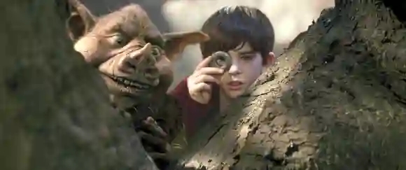 THE SPIDERWICK CHRONICLES Hogsqueal helps Jared Grace (FREDDIE HIGHMORE)