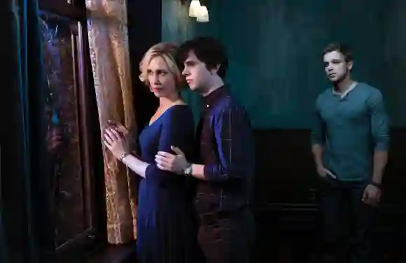 Vera Farmiga, Freddie Highmore &amp; Max Thieriot Personnages : Norma Louise Bates, Norman Bates, Dylan Massett Télévision : Bates Motel (série télévisée)