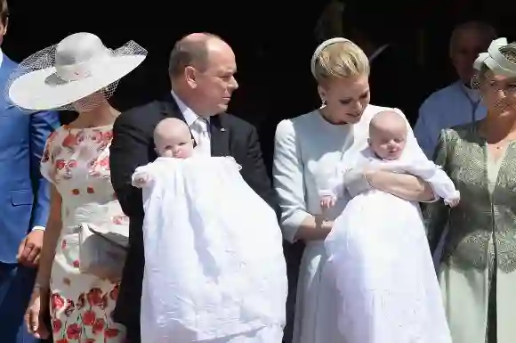 Le Prince Albert, la Princesse Charlène et les jumeaux Gabriella et Jacques lors du baptême
