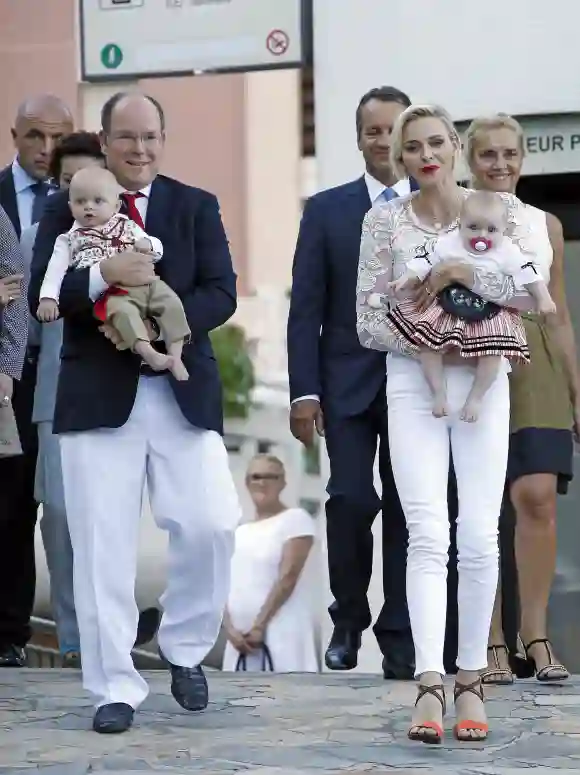 Le Prince Albert II de Monaco avec la Princesse Charlène et ses jumeaux Jacques et Gabriella