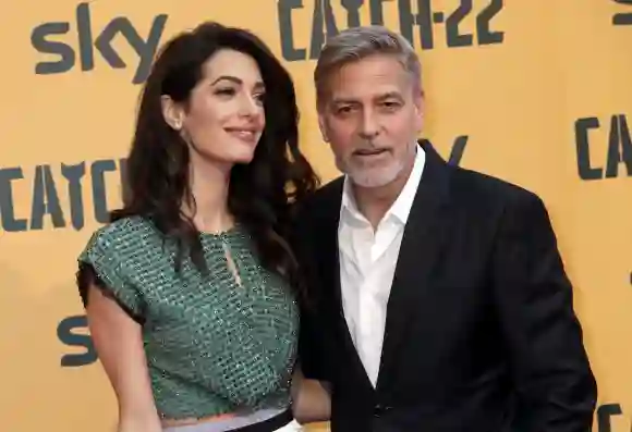 Amal Alamuddin y George Clooney en un evento de Catch-22