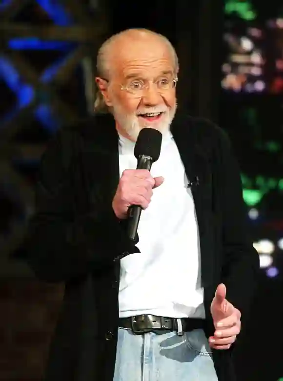 George Carlin aparece en "The Tonight Show with Jay Leno" en NBC Studios.