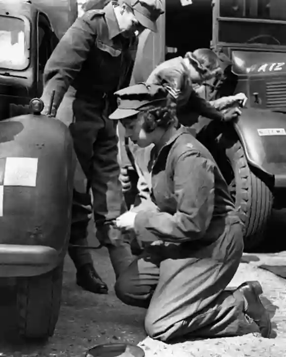 la reina isabel ii trabajando como mecanica durante la segunda guerra mundial