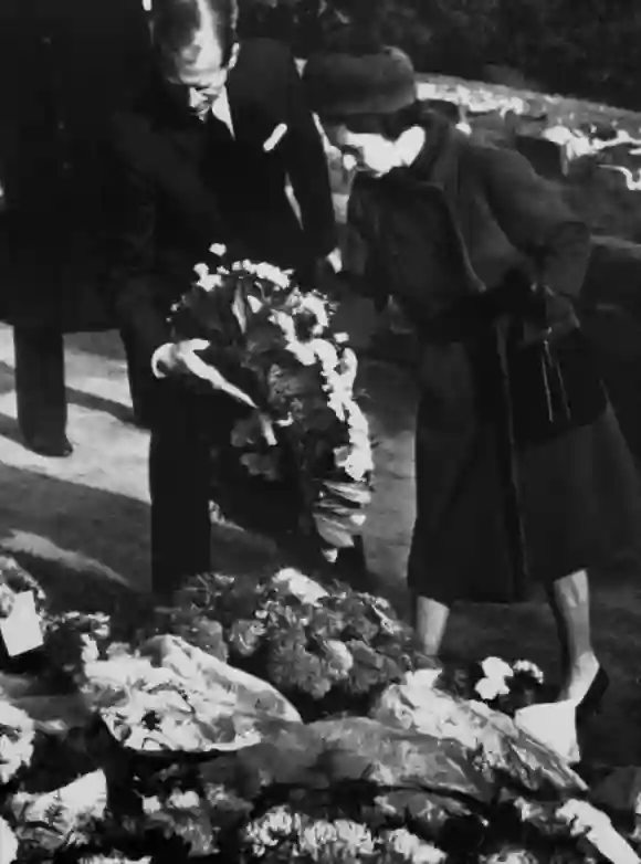 la reina isabel ii visita las tumbas de las victimas de la catastrofe de aberfan