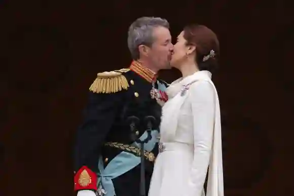 King Frederik and Queen Mary kiss on the balcony of Christiansborg Palace