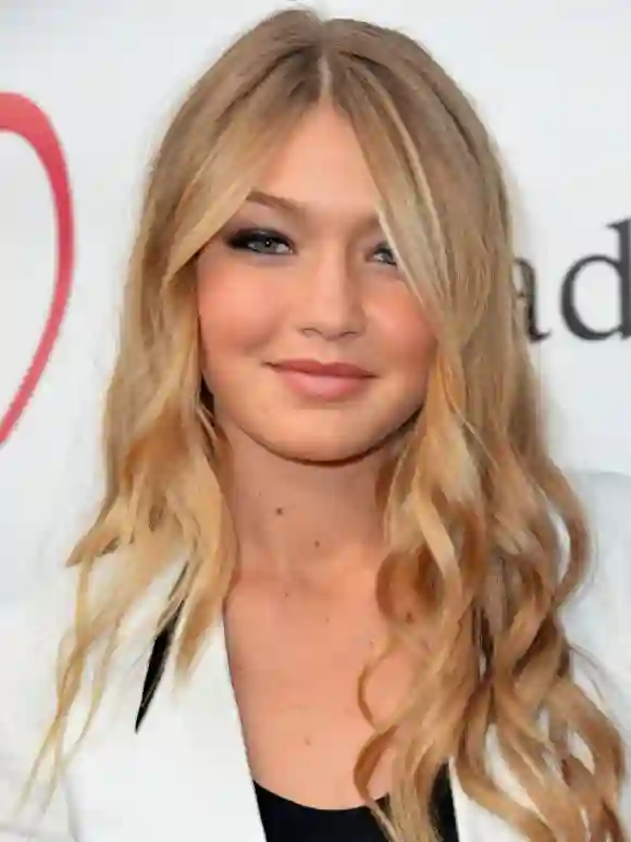 10 mai 2012 - Bien que Gigi Hadid soit encore une jeune femme qui prend soin de sa peau et de sa silhouette, il est évident de comparer n'importe quelle photo de Gigi à celles de ses débuts.