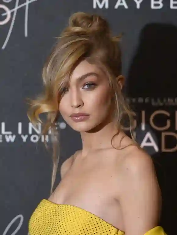 Nov 07, 2017 - À ce stade, Hadid est déjà à l'aise avec les différents changements de coiffure et de tenues, mais maintenant aussi avec son maquillage, qu'il s'agisse de ses yeux, de ses lèvres, de ses sourcils ou autres, nous pouvons voir un changement notable dans le style de Gigi.