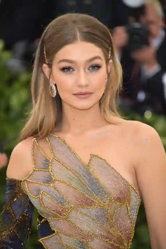 May 07, 2018 - Gigi attends the Costume Institute Gala with a clean face and a vivid, eye-catching wardrobe for the cameras on site.