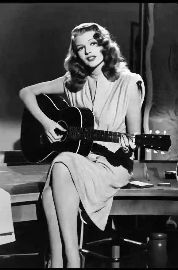 Gilda : Rita Hayworth pictures movie chante la chanson "Put the Blame on Mame".