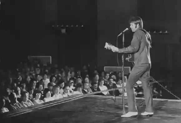 Le chanteur Glen Campbell sur scène au théâtre Hemis Fair de San Antonio.
Ralph Crane/The LIFE