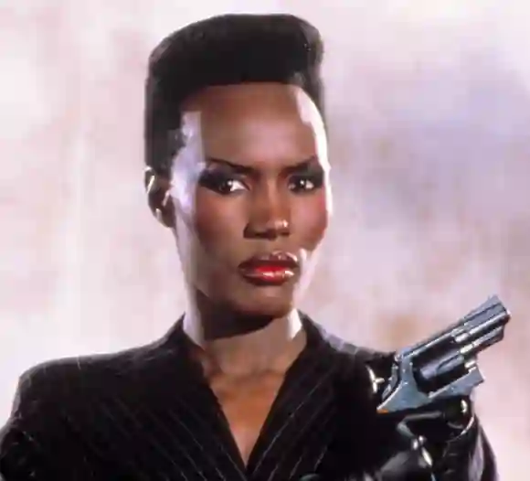 Les looks les plus emblématiques de Grace Jones à travers les années meilleure mode style tenues chanteuse actrice photos photos alors maintenant aujourd'hui âge 2021