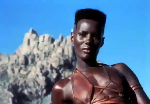 Les looks les plus emblématiques de Grace Jones à travers les années meilleure mode style tenues chanteuse actrice photos photos alors maintenant aujourd'hui âge 2021