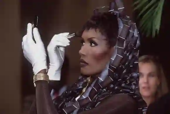 Les looks les plus emblématiques de Grace Jones à travers les années meilleure mode style tenues chanteuse actrice photos photos alors maintenant aujourd'hui âge 2021