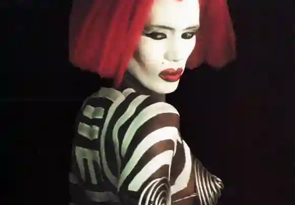 Les looks les plus emblématiques de Grace Jones à travers les années meilleure mode style tenues chanteuse actrice photos photos alors maintenant aujourd'hui âge 2021