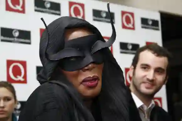 Les looks les plus emblématiques de Grace Jones à travers les années meilleure mode style tenues chanteuse actrice photos photos alors maintenant aujourd'hui âge 2021