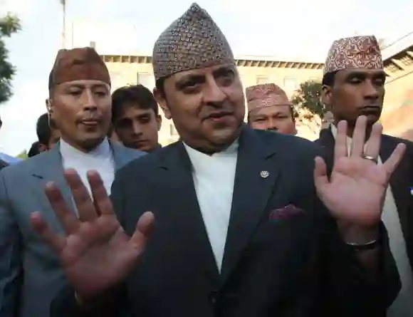 En otro caso de abolición de monarquía, el rey Gyanendra de Nepal tuvo apenas 7 años de reinado, de 2001 a 2008, hasta que la asamblea constituyente declaró al país una democracia. El rey tuvo que mantener un perfil bajo por un tiempo y seguramente aún debe tener cuidado de salir en público.