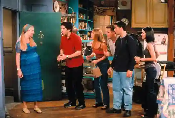 Lisa Kudrow, David Schwimmer, Jennifer Aniston, Matthew Perry, Matt LeBlanc and Courteney Cox in a scene from the series 'Friends'