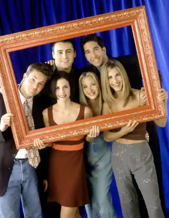 Matt LeBlanc, David Schwimmer, Matthew Perry, Courteney Cox, Lisa Kudrow y Jennifer Aniston en un still promocional de la serie 'Friends'