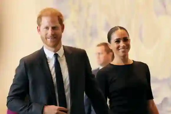 El príncipe Harry y la duquesa Meghan combinaron la elegancia del negro cuando asistieron a la Naciones Unidas en Nueva York en 2022. En este caso debemos darle más crédito a Meghan por combinar según el atuendo de Harry.