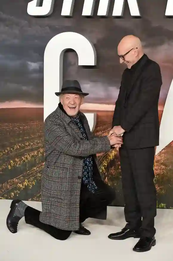 Ian McKellen se arrodilla ante Sir Patrick Stewart en la alfombra roja durante el estreno de "Star Trek Picard" en el Reino Unido