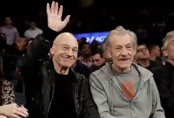 Sir Ian McKellen et Patrick Stewart assistent à la rencontre entre les Dallas Mavericks et les New York Knicks au stade Madison.