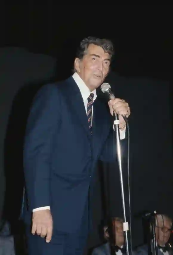 Dean Martin actuando en 1983