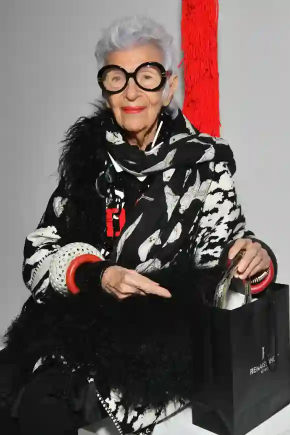 Iris Apfel asiste al desfile de Calvin Klein Collection durante la Semana de la Moda de Nueva York.
