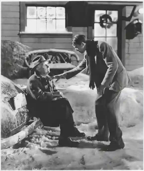 'It's A Wonderful Life': Facts About The Christmas Classic snow