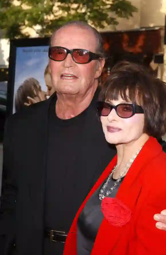 James Garner und seine Ehefrau Lois Clarke bei der The Notebook Kino Premiere am 21 06 2004 in Westw