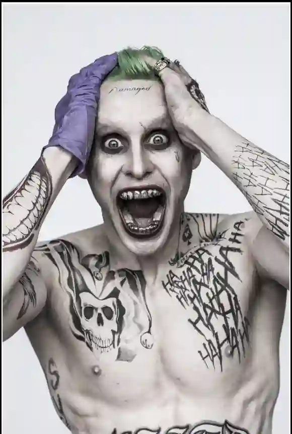 Jared Leto como "The Joker" en una imagen promocional para Suicide Squad (2016) dir. David Ayer.