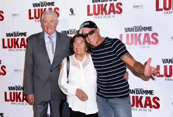 The Bouncer Estreno - París Jean-Claude Van Damme posa con su madre Eliana Van Varenbergh y su padre Eugene Van Var