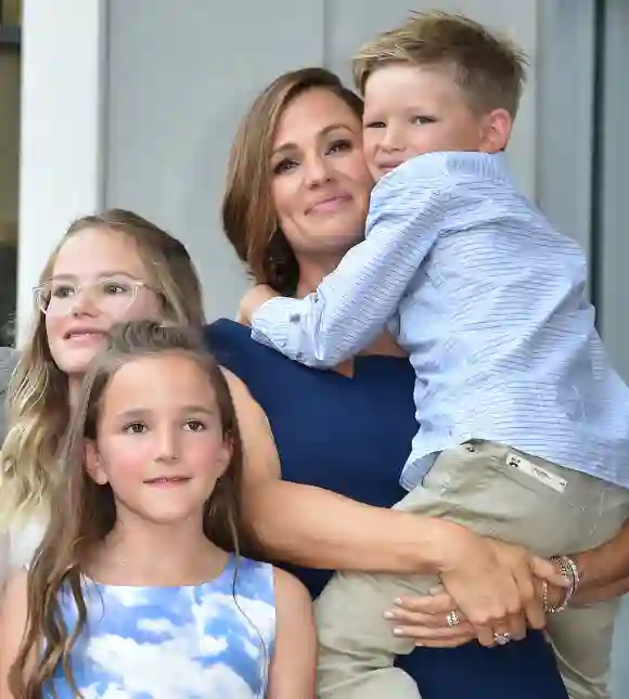 La actriz Jennifer Garner con sus tres hijos con Ben Affleck, Violet, Seraphina y Samuel en 2018.