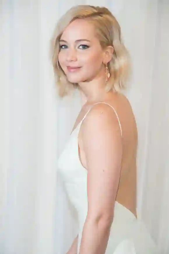 Jennifer Lawrence muestra su espalda