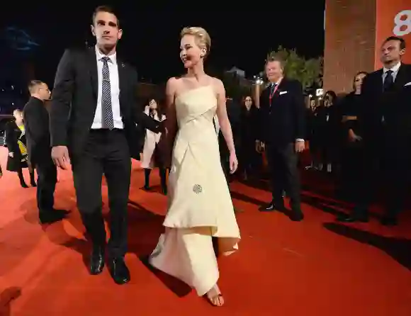 Jennifer Lawrence con su guardaespaldas en el estreno de "Tributo a Panem" en Roma