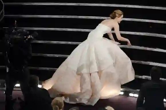 Jennifer Lawrence se resbaló en los Oscar